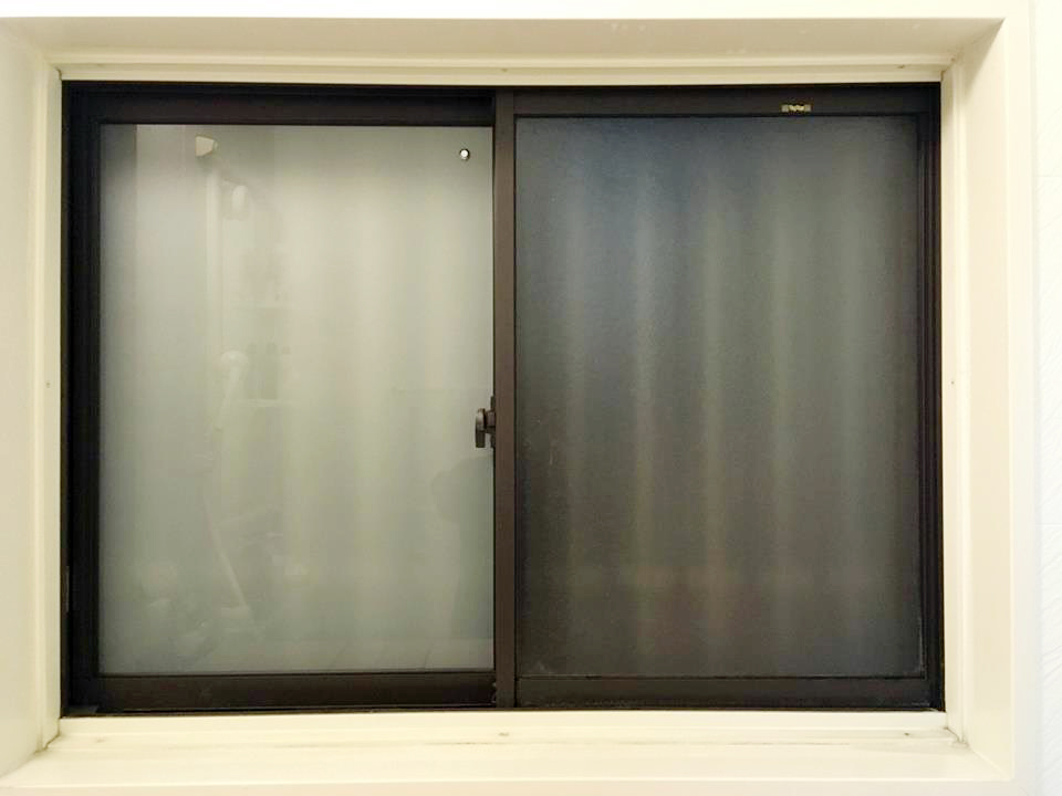 真空ガラスクリアFIT-すりガラス交換後：左側のみ（浴室の窓）
